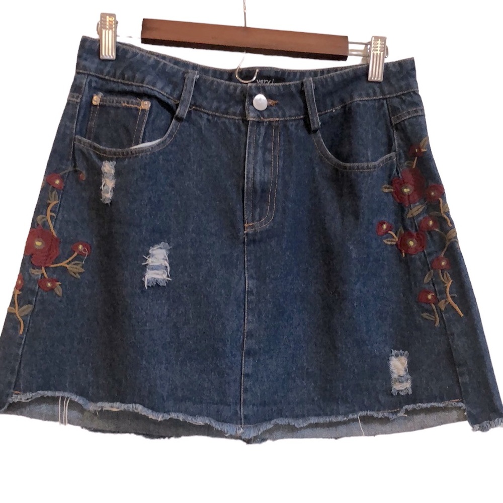 VERY J FLORAL EMBROIDERED DISTRESSED DENIM FIVE POCKET SKIRT BLUE RED SIZE M